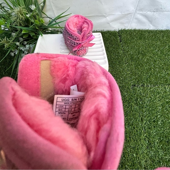UGG
Kid's Jesse Bow II Spots
Pink Rose SPARKLE SUEDE
Size: 0/1 (0-6 Months) - Picture 8 of 16